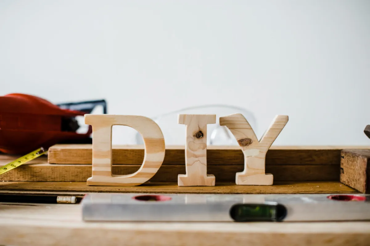 Lettres DIY en bois sur établi.